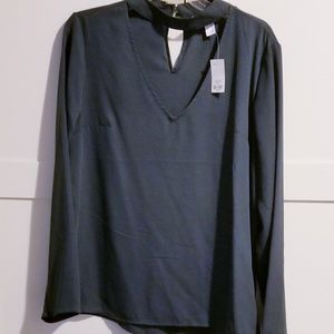 Dressy shirt with a choker.